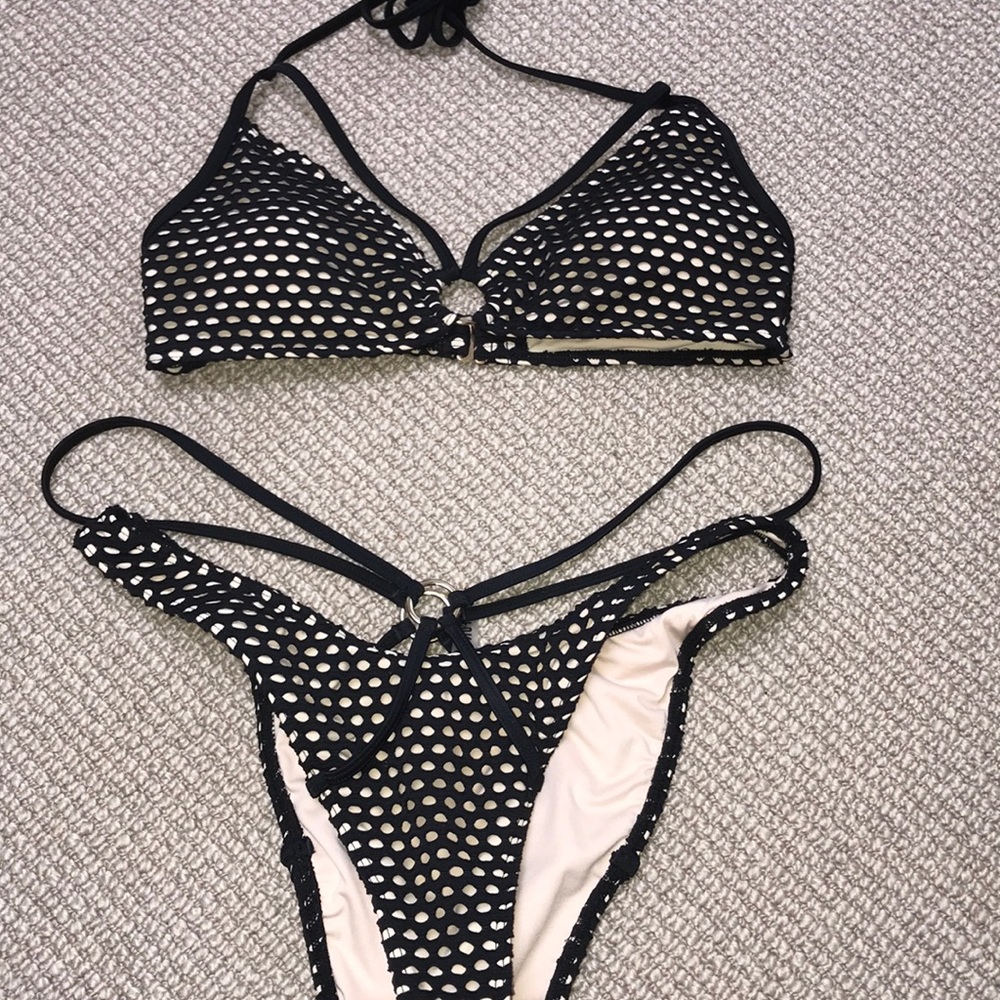 Sexy strap detail bikini. High leg.